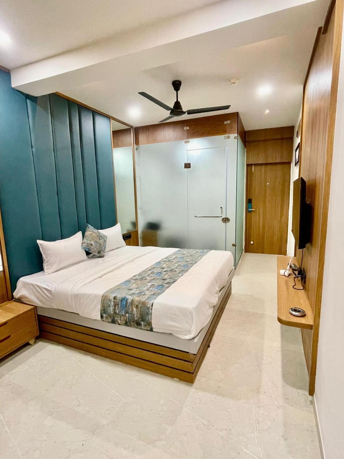 Hotel Royal Elite Rajkot Exteriör bild