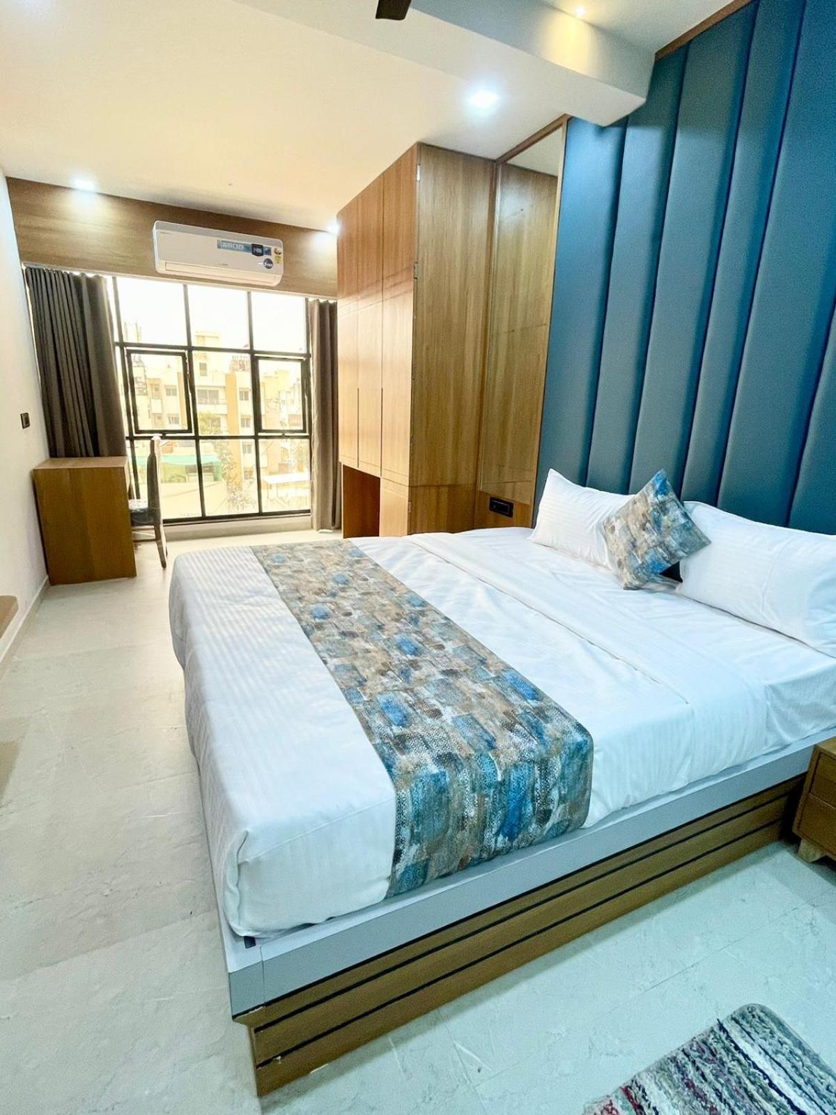 Hotel Royal Elite Rajkot Exteriör bild